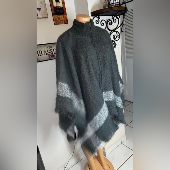 EUC Gray poncho Cape with zipper, great for chilly weather turtleneck ONE SIZE - Picture 8 of 16